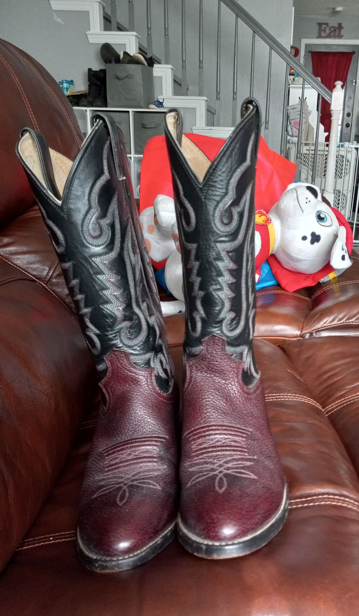 Photo by Jakesleather1505 on June 15, 2023 of the Justin Boots 1505 in Dark Cherry Bullhide.