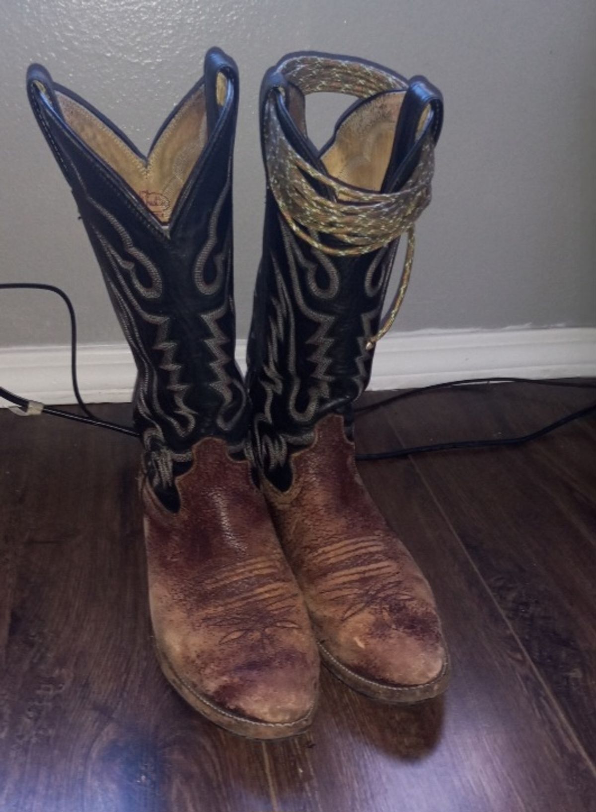 Photo by Jakesleather1505 on March 2, 2024 of the Justin Boots 1505 in Dark Cherry Bullhide.
