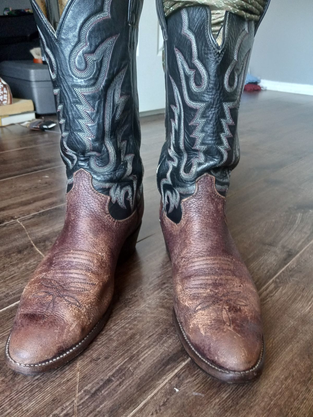 Photo by Jakesleather1505 on March 5, 2024 of the Justin Boots 1505 in Dark Cherry Bullhide.