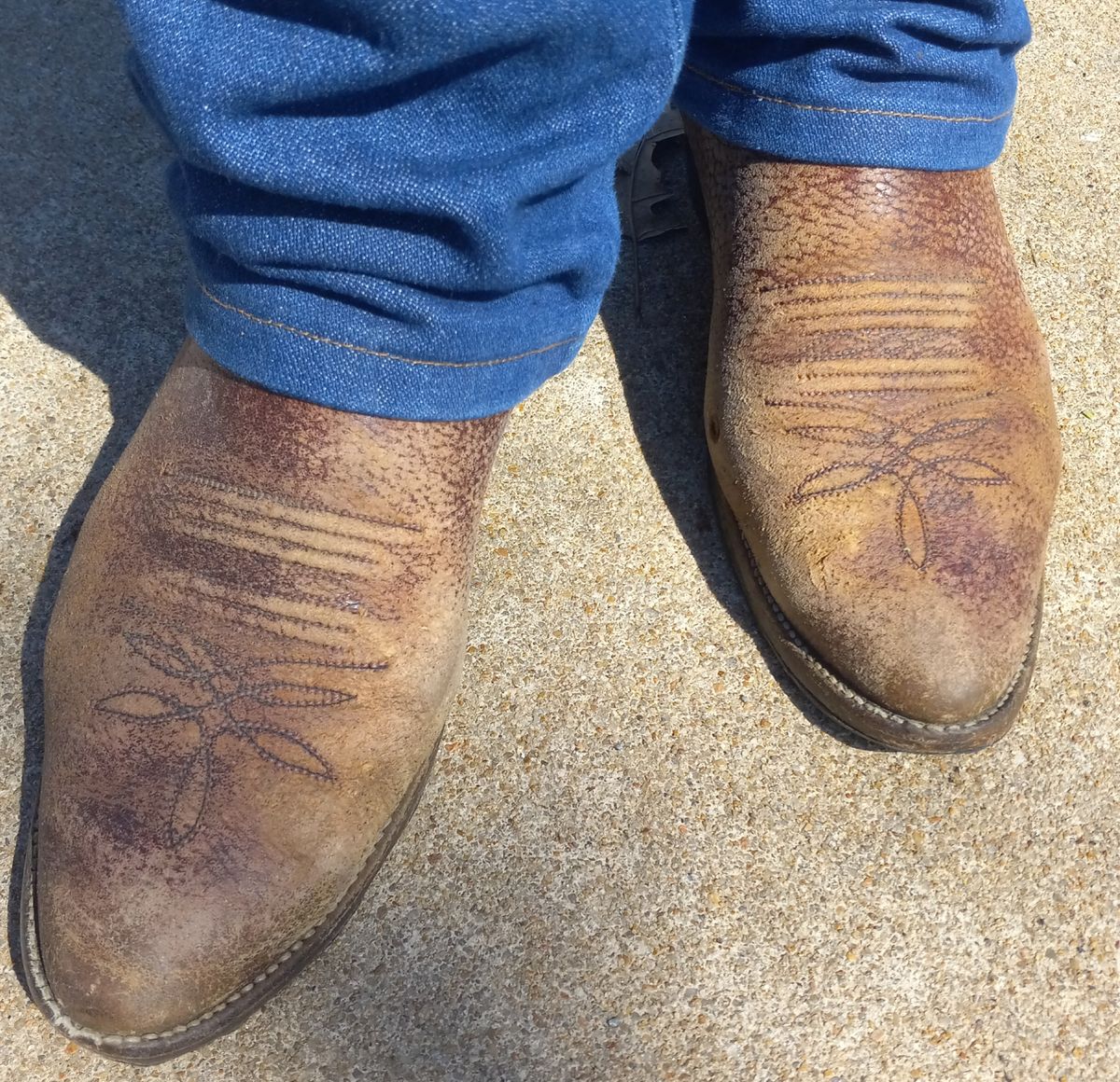 Photo by Jakesleather1505 on March 20, 2024 of the Justin Boots 1505 in Dark Cherry Bullhide.