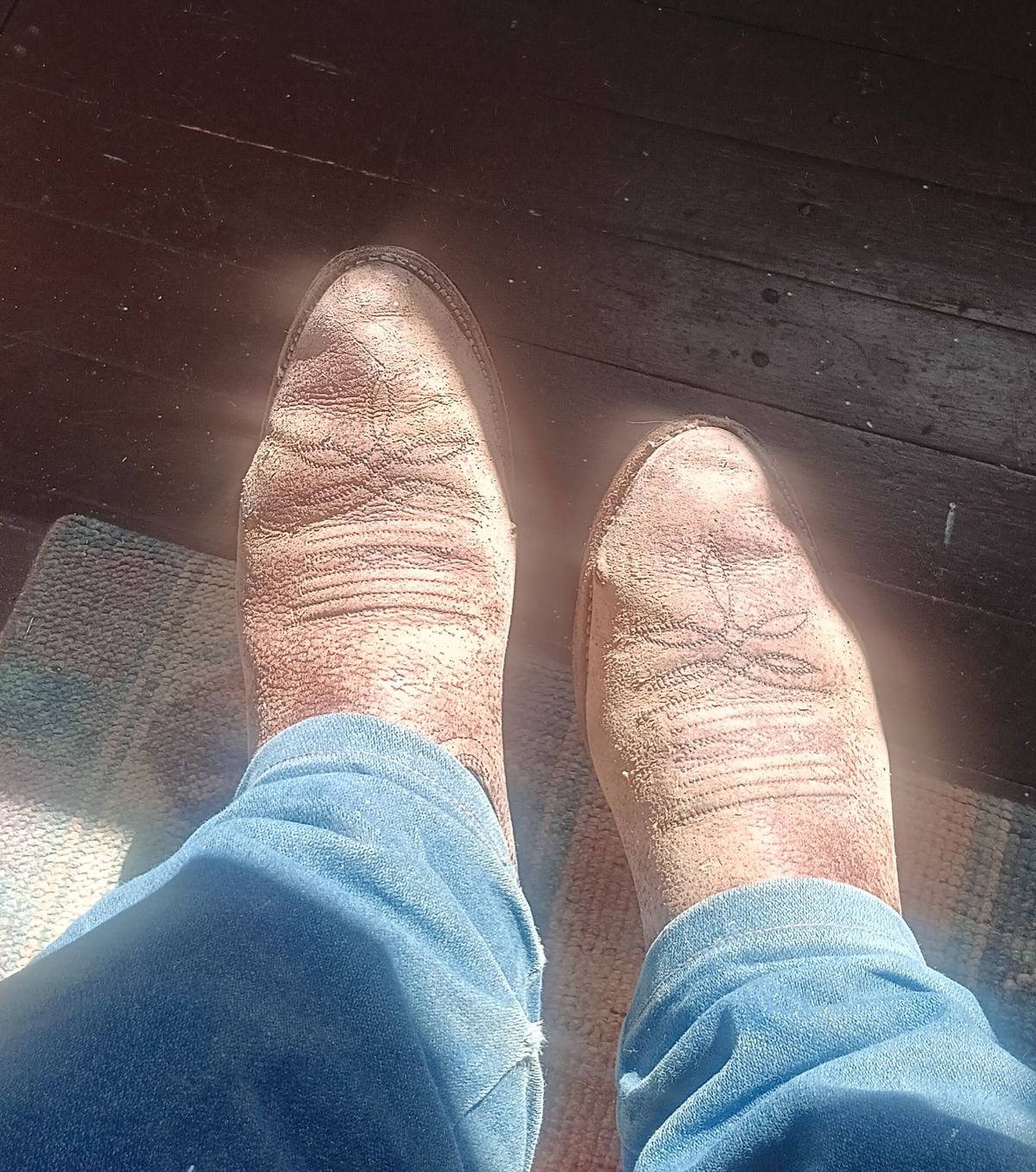 Photo by Jakesleather1505 on June 24, 2024 of the Justin Boots 1505 in Dark Cherry Bullhide.