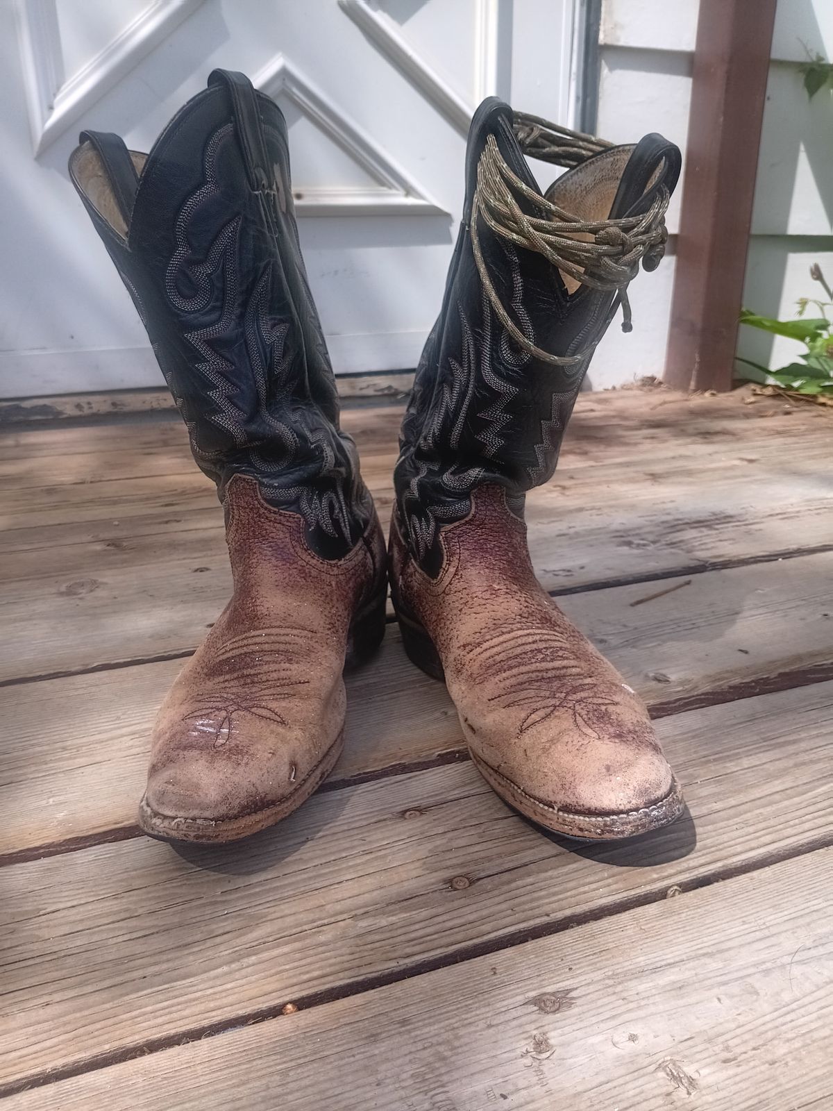 Photo by Jakesleather1505 on July 1, 2024 of the Justin Boots 1505 in Dark Cherry Bullhide.