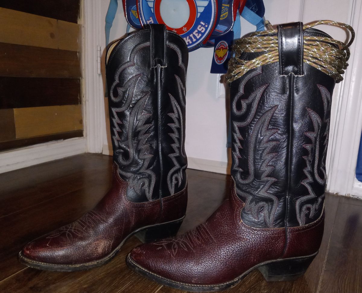 Photo by Jakesleather1505 on June 26, 2023 of the Justin Boots 1505 in Dark Cherry Bullhide.