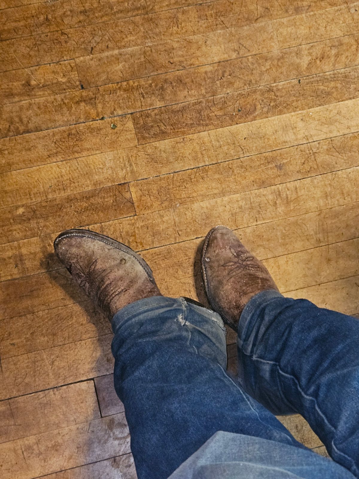 Photo by Jakesleather1505 on July 20, 2024 of the Justin Boots 1505 in Dark Cherry Bullhide.
