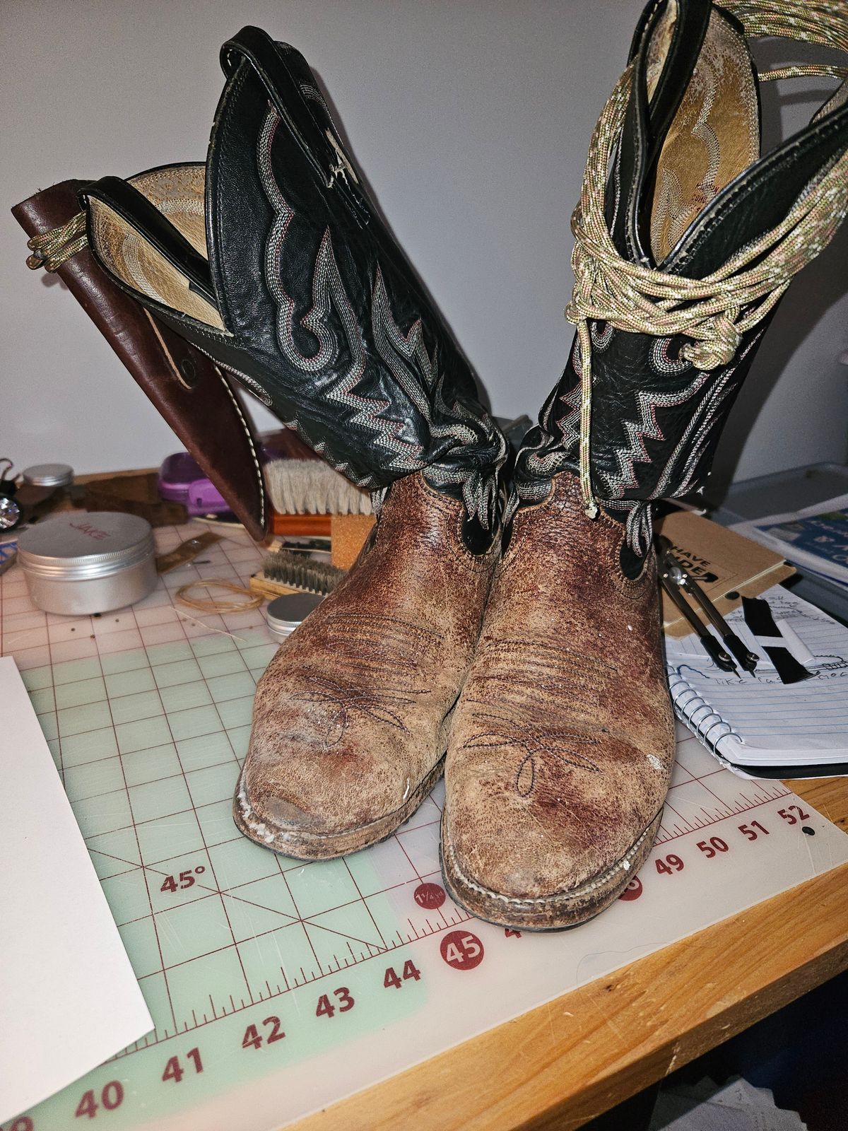 Photo by Jakesleather1505 on September 30, 2024 of the Justin Boots 1505 in Dark Cherry Bullhide.