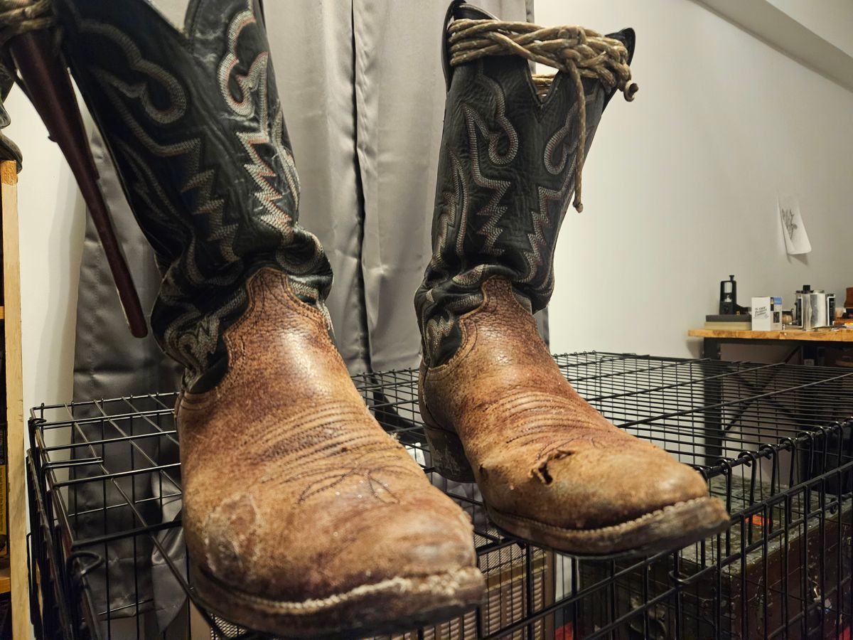 Photo by Jakesleather1505 on November 14, 2024 of the Justin Boots 1505 in Dark Cherry Bullhide.