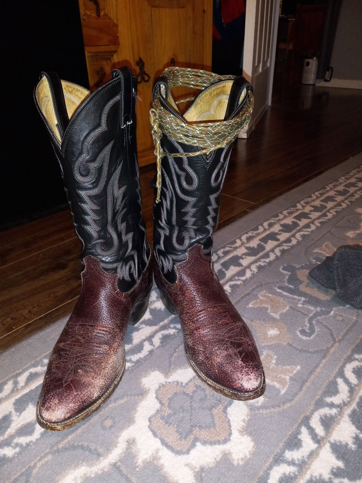 Photo by Jakesleather1505 on July 24, 2023 of the Justin Boots 1505 in Dark Cherry Bullhide.