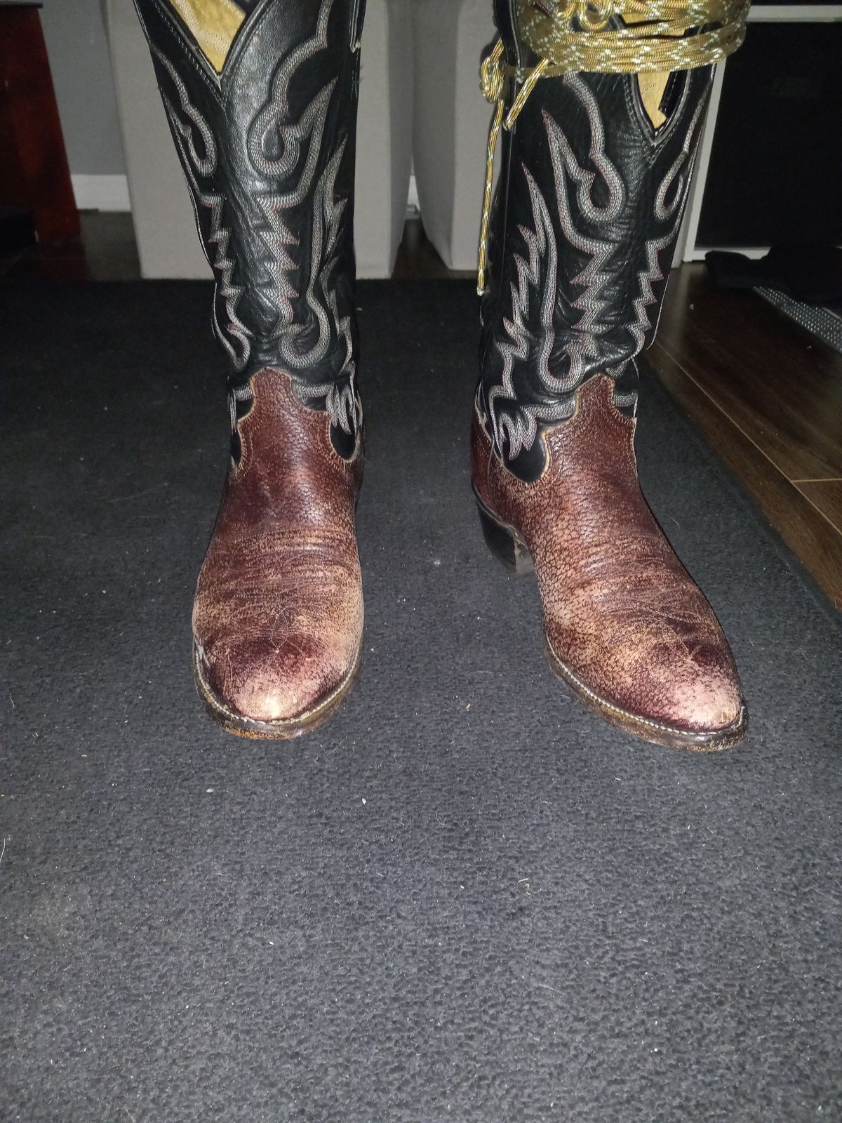 Photo by Jakesleather1505 on September 12, 2023 of the Justin Boots 1505 in Dark Cherry Bullhide.