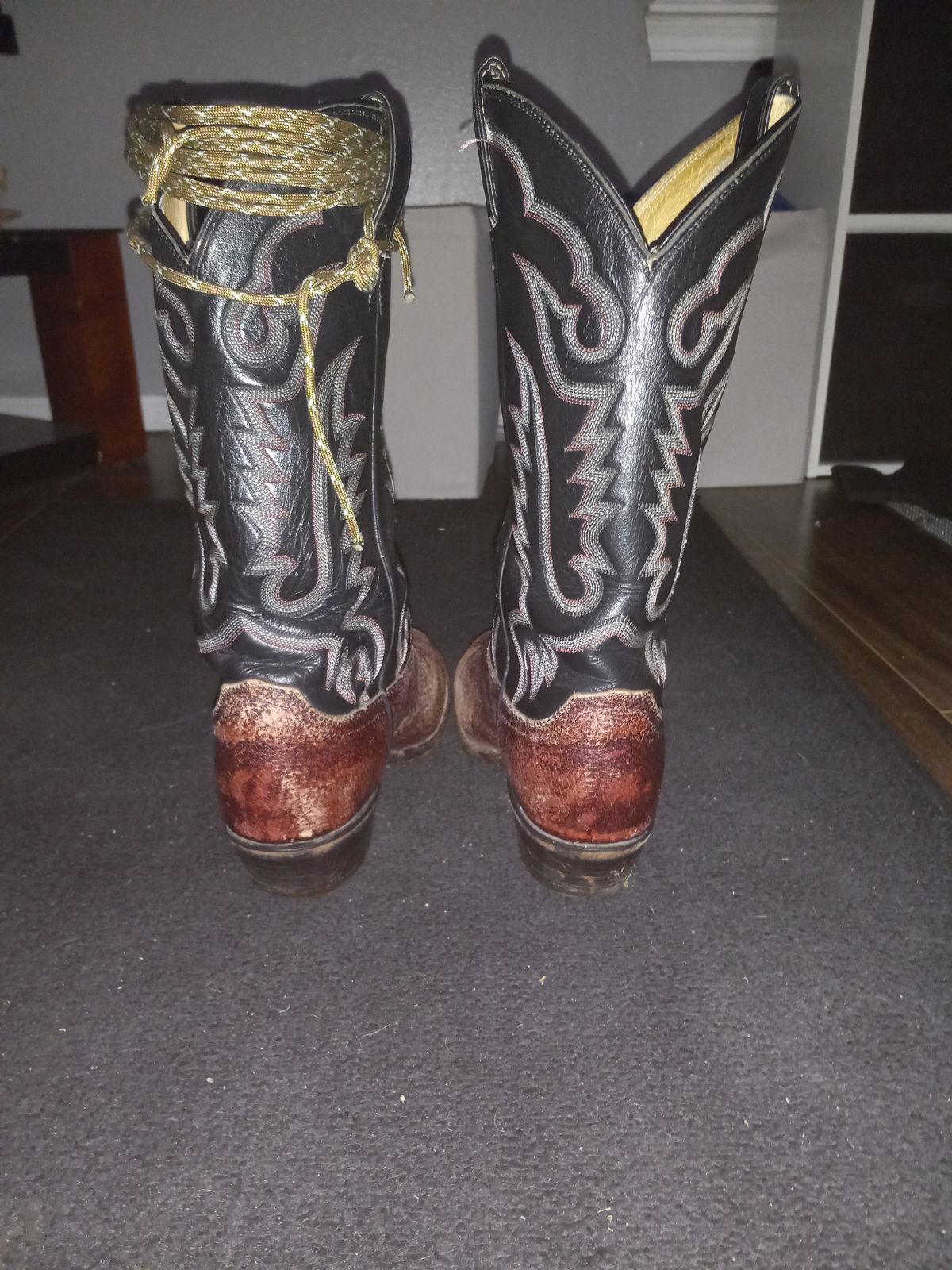 Photo by Jakesleather1505 on September 12, 2023 of the Justin Boots 1505 in Dark Cherry Bullhide.