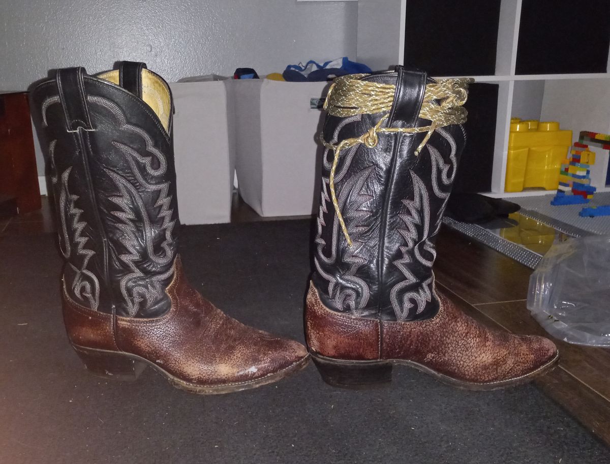 Photo by Jakesleather1505 on September 12, 2023 of the Justin Boots 1505 in Dark Cherry Bullhide.