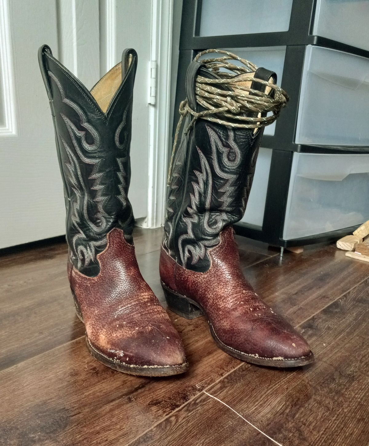 Photo by Jakesleather1505 on September 19, 2023 of the Justin Boots 1505 in Dark Cherry Bullhide.