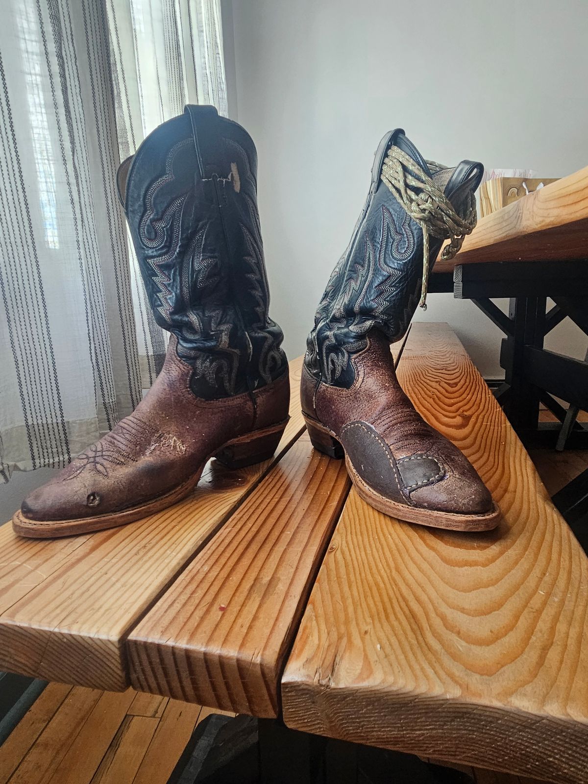 Photo by Jakesleather1505 on February 9, 2025 of the Justin Boots 1505 in Dark Cherry Bullhide.