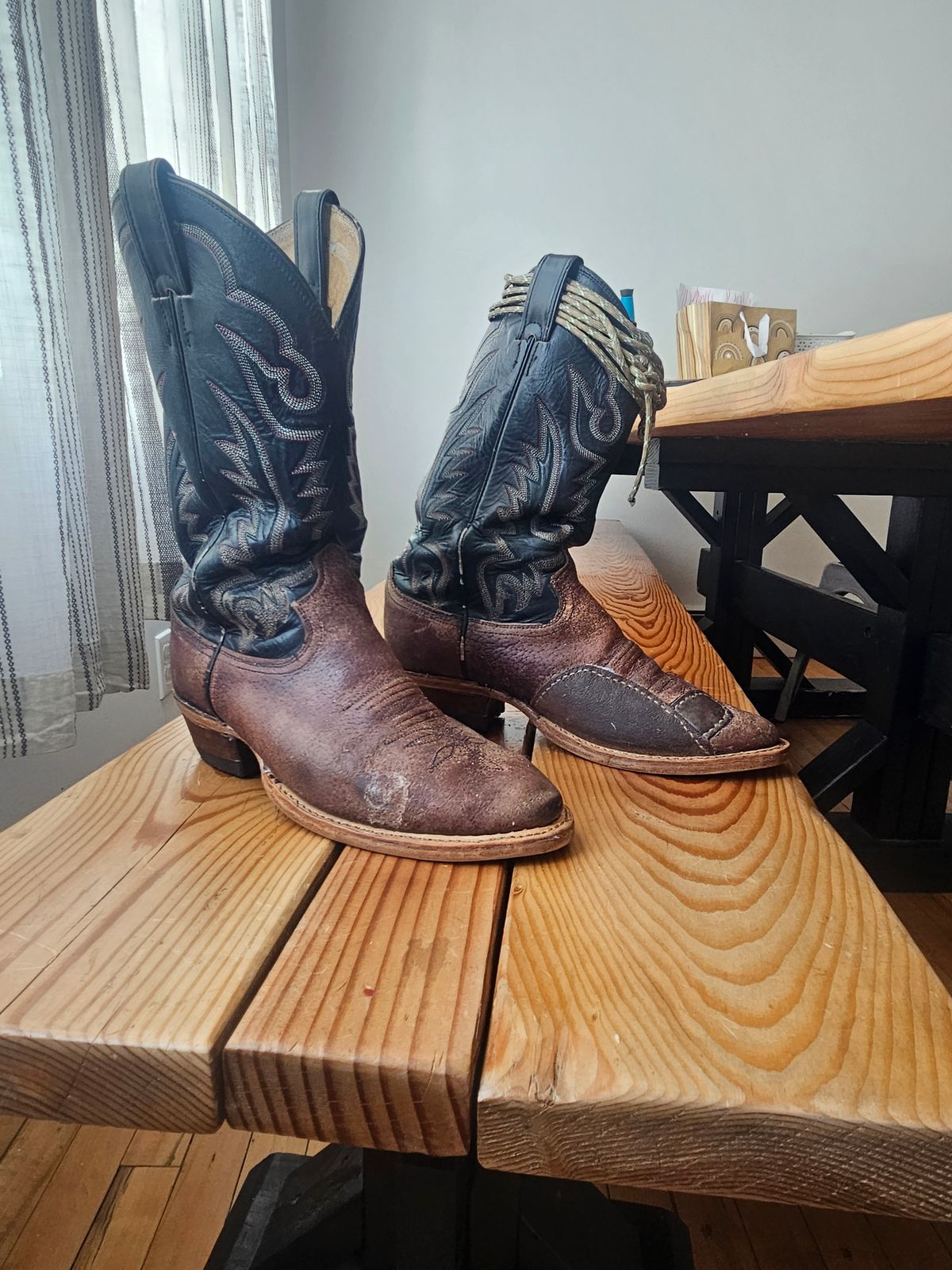 Photo by Jakesleather1505 on February 9, 2025 of the Justin Boots 1505 in Dark Cherry Bullhide.
