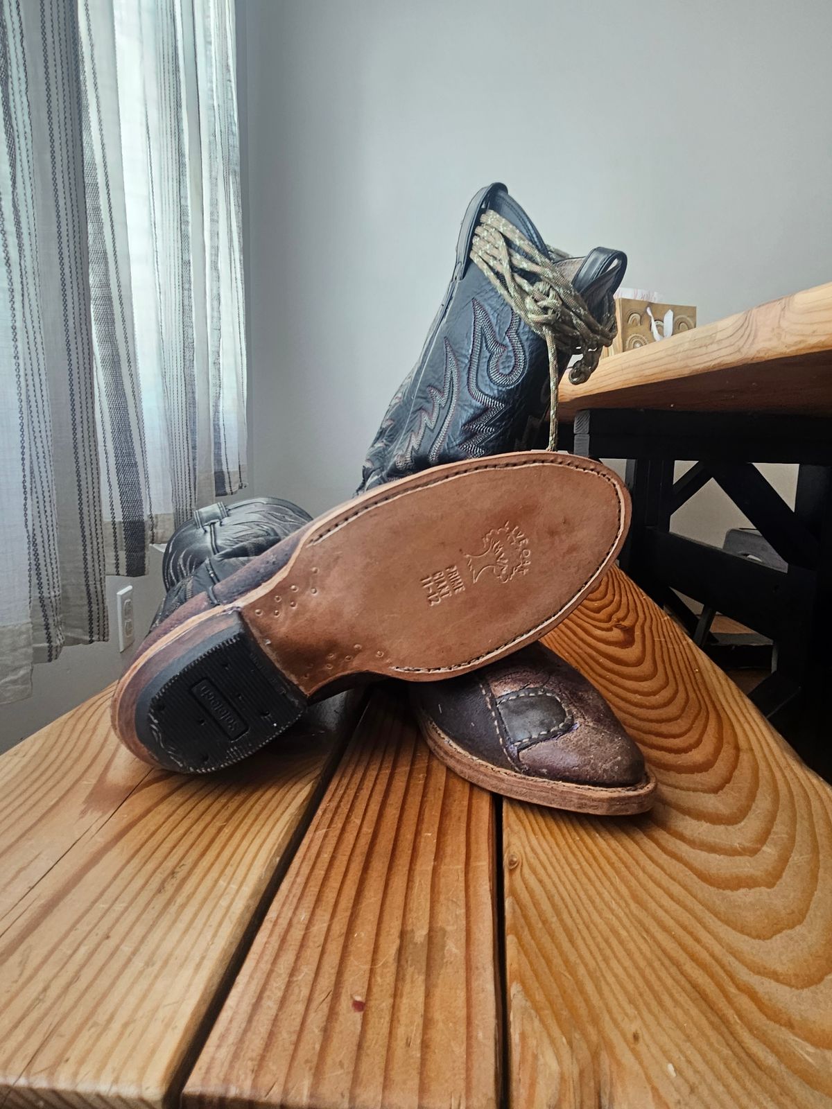 Photo by Jakesleather1505 on February 9, 2025 of the Justin Boots 1505 in Dark Cherry Bullhide.