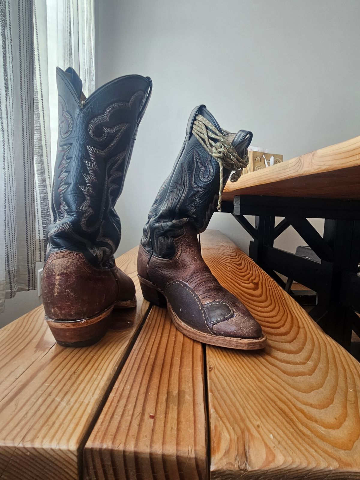 Photo by Jakesleather1505 on February 9, 2025 of the Justin Boots 1505 in Dark Cherry Bullhide.