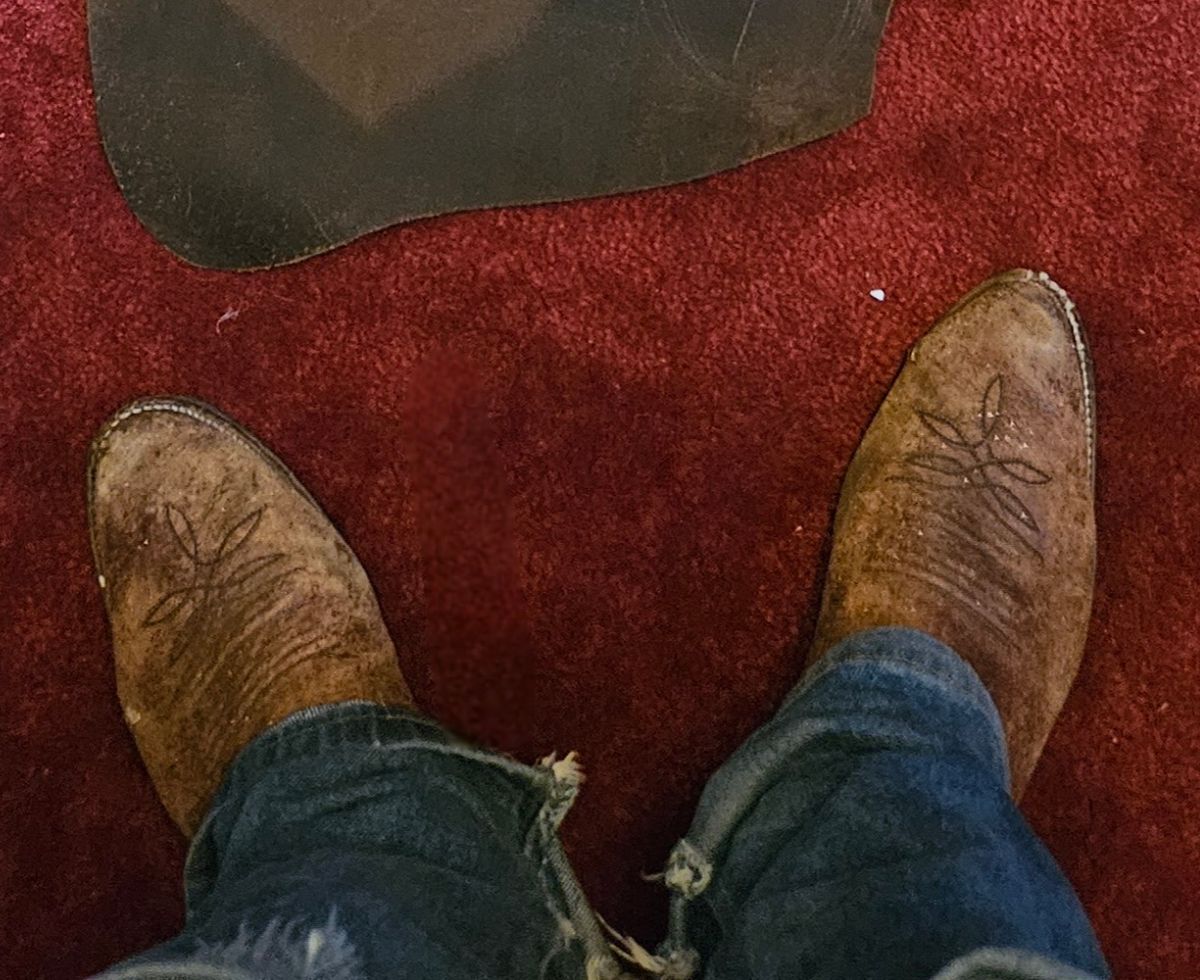 Photo by Jakesleather1505 on August 16, 2024 of the Justin Boots 1505 in Dark Cherry Bullhide.