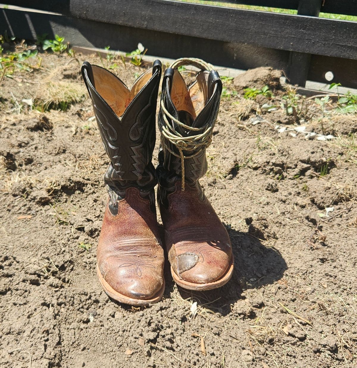 Photo by Jakesleather1505 on July 8, 2025 of the Justin Boots 1505 in Dark Cherry Bullhide.