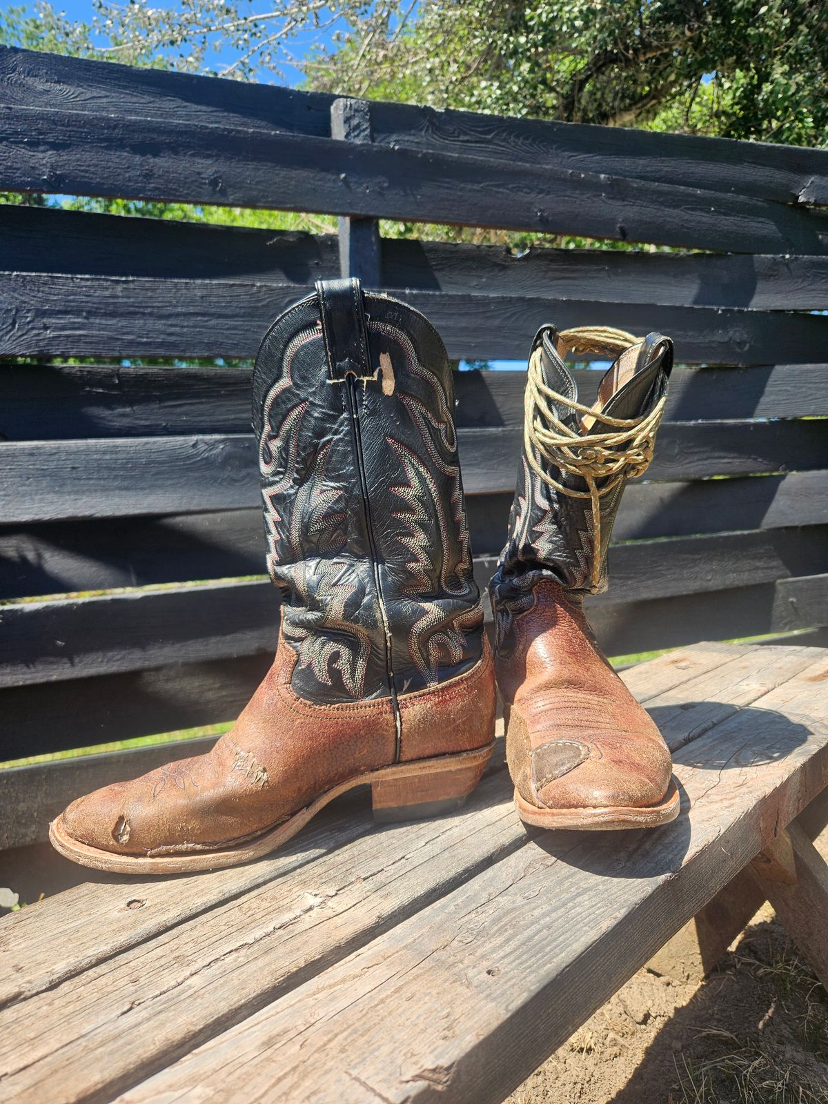 Photo by Jakesleather1505 on July 8, 2025 of the Justin Boots 1505 in Dark Cherry Bullhide.