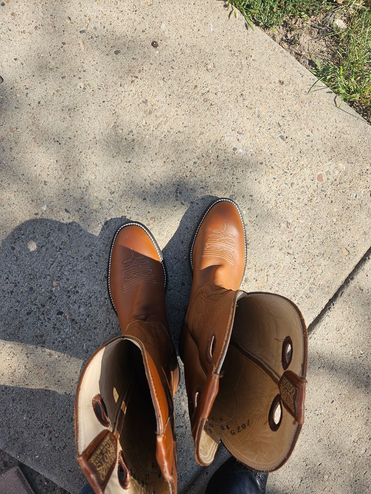 Photo by Jakesleather1505 on August 19, 2025 of the Hondo Boots 7875 in Veg Retan.
