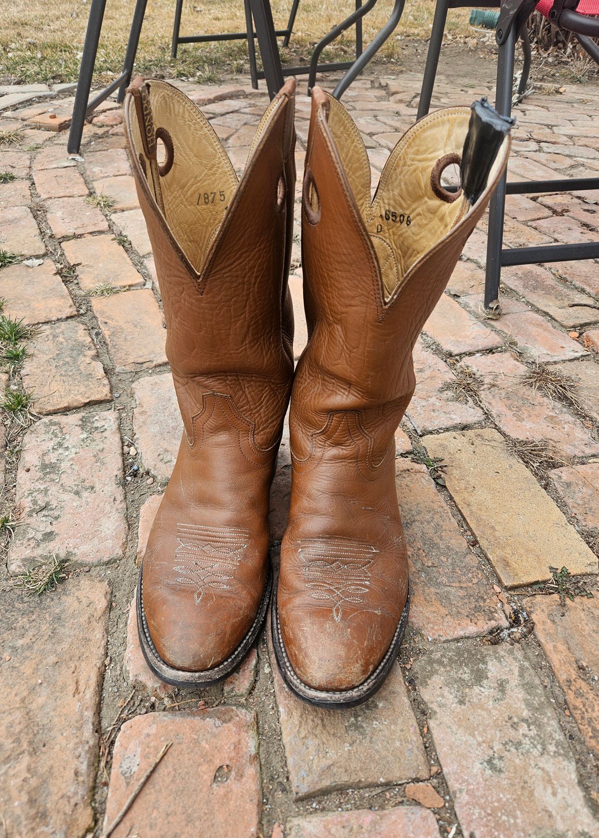 Photo by Jakesleather1505 on March 5, 2026 of the Hondo Boots 7875 in Veg Retan.