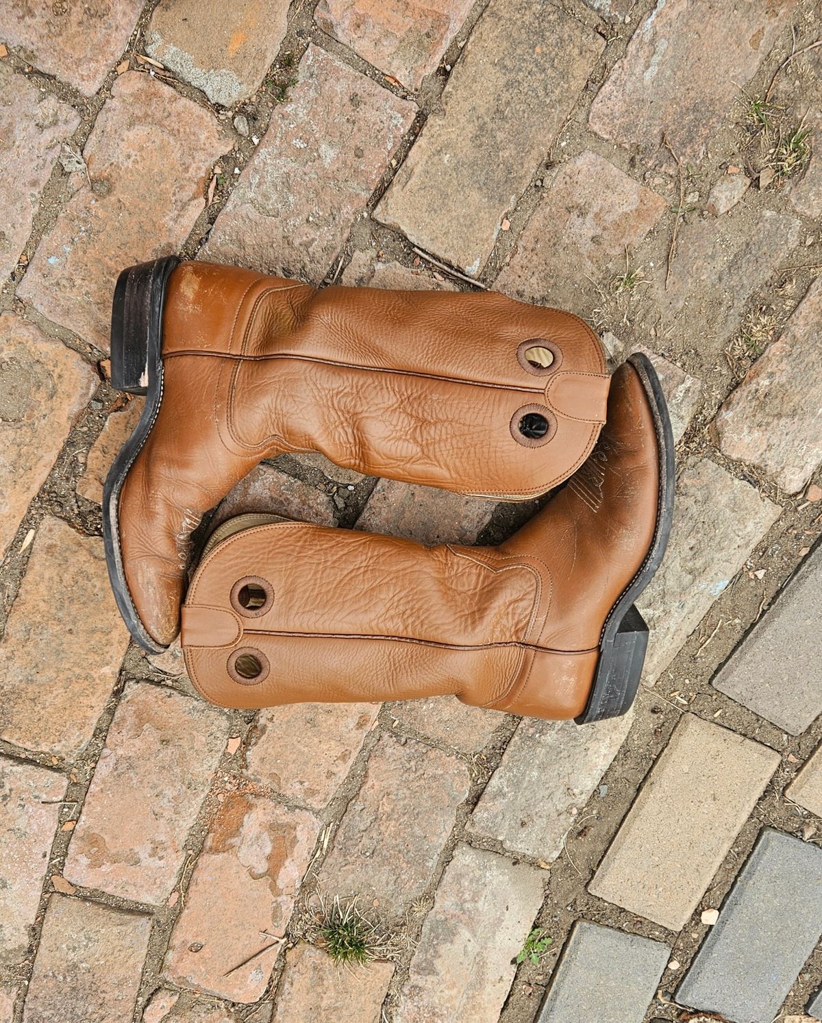 Photo by Jakesleather1505 on March 5, 2026 of the Hondo Boots 7875 in Veg Retan.