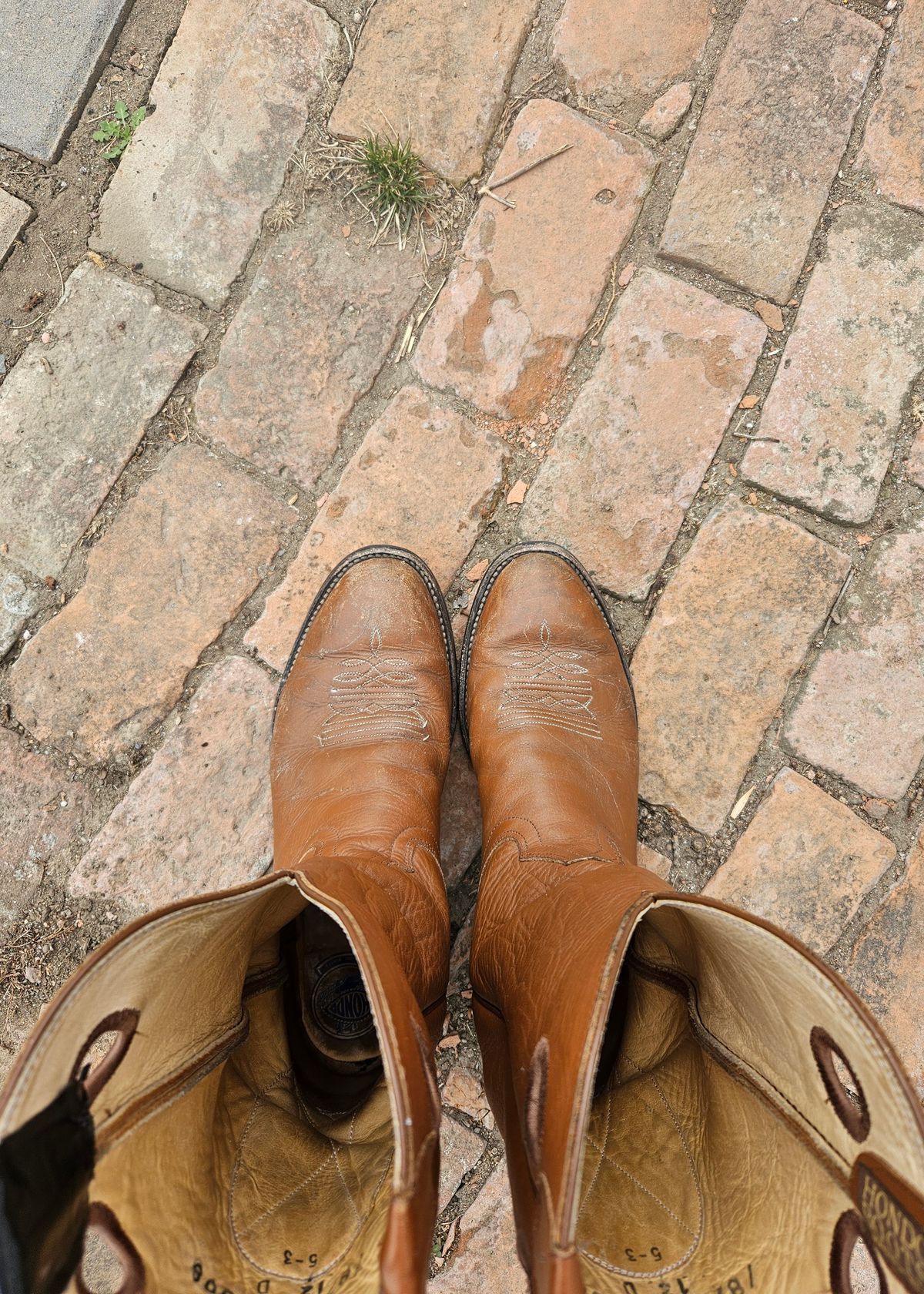 Photo by Jakesleather1505 on March 5, 2026 of the Hondo Boots 7875 in Veg Retan.