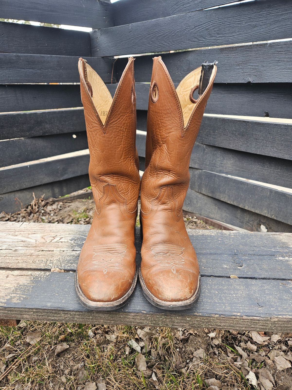 Photo by Jakesleather1505 on April 2, 2026 of the Hondo Boots 7875 in Veg Retan.