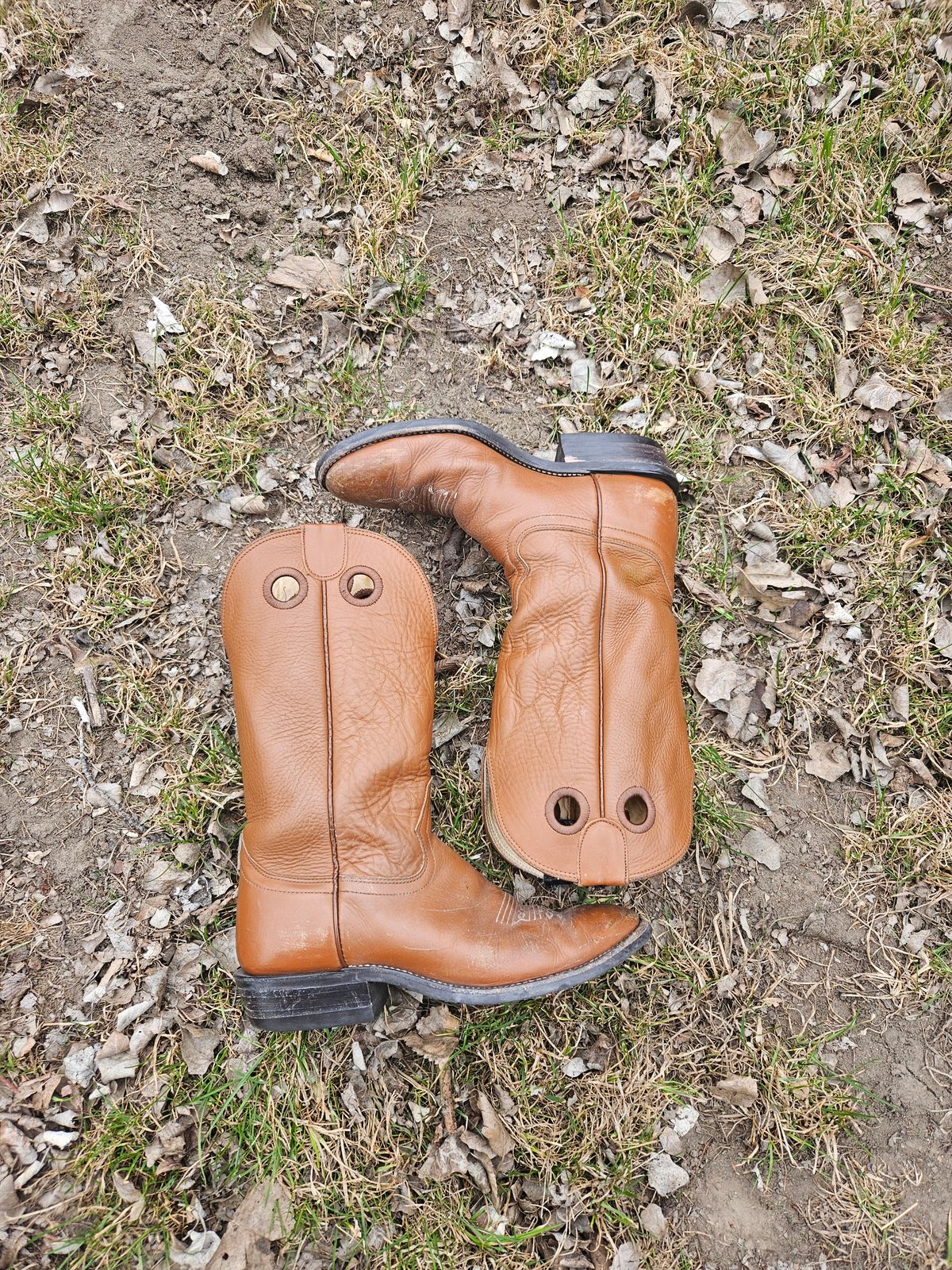 Photo by Jakesleather1505 on April 2, 2026 of the Hondo Boots 7875 in Veg Retan.