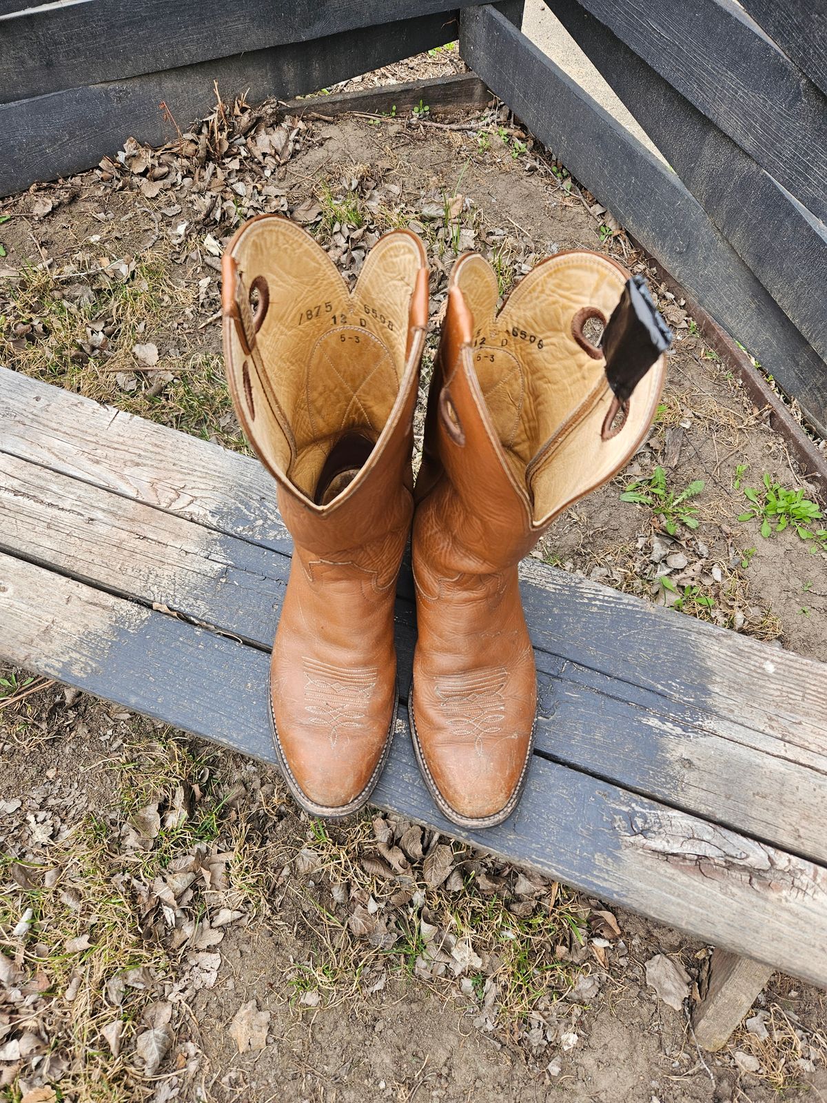 Photo by Jakesleather1505 on April 2, 2026 of the Hondo Boots 7875 in Veg Retan.