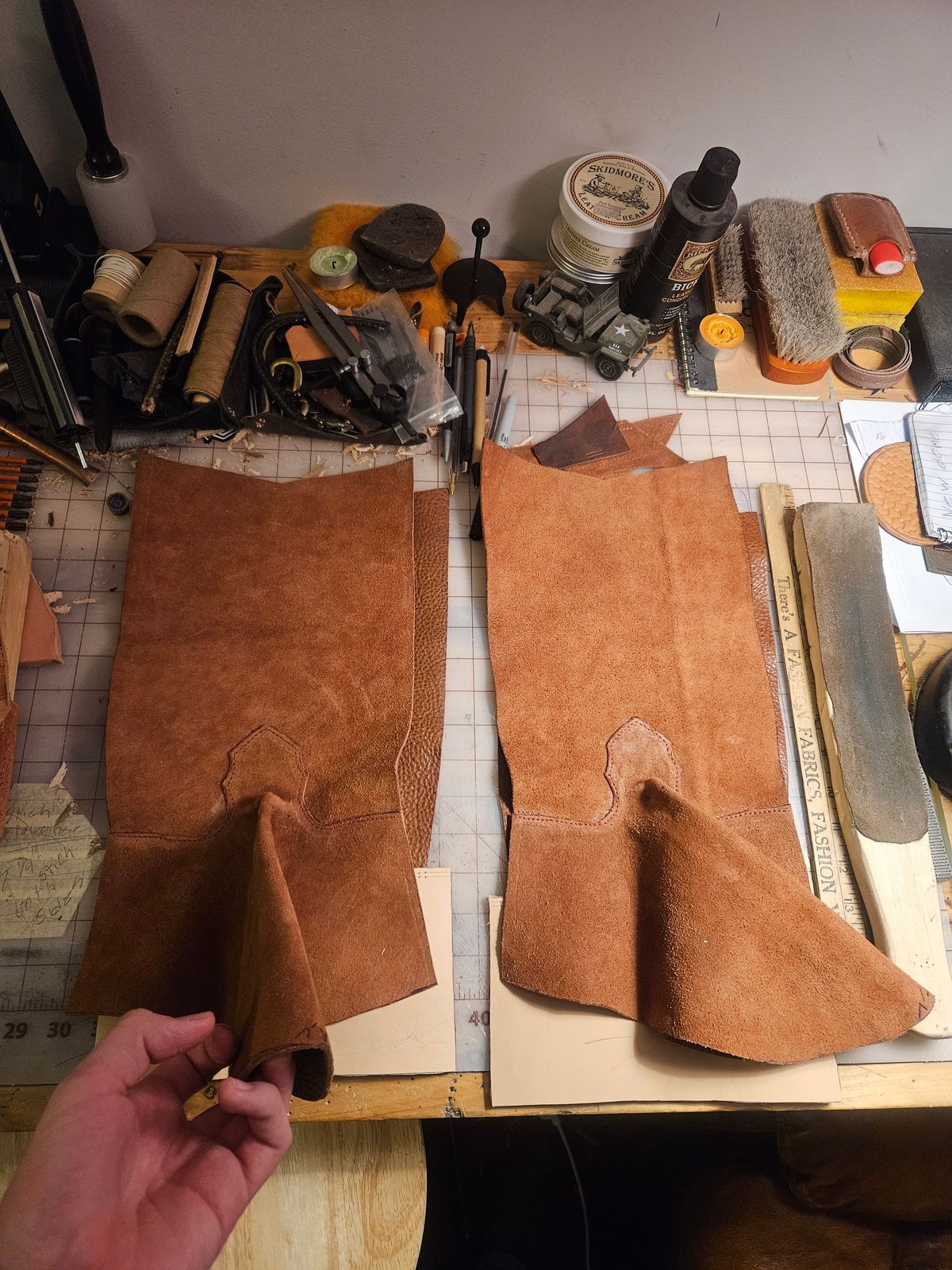 Photo by Jakesleather1505 on November 12, 2025 of the Self Made Full Rough Out Roper in 5-6oz Oil Tanned Cowhide From Scrap Bin.