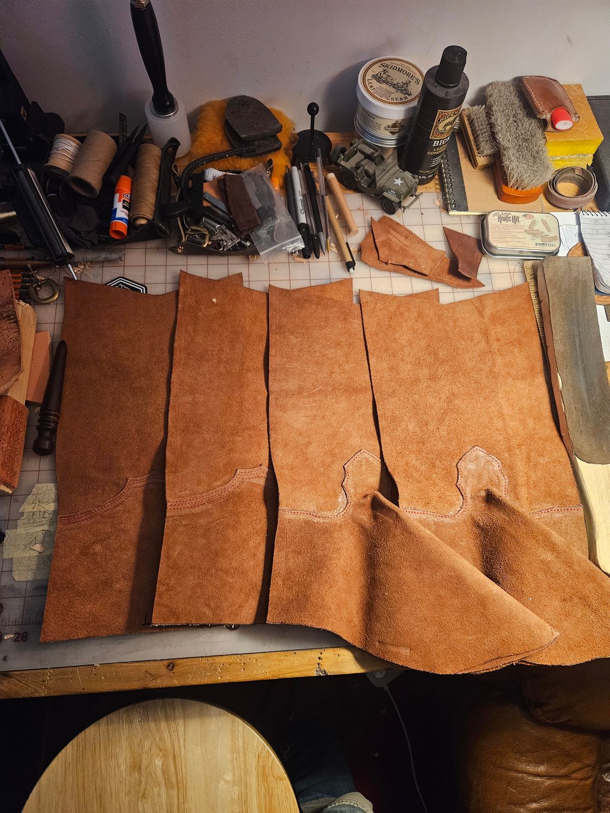 Photo by Jakesleather1505 on November 13, 2025 of the Self Made Full Rough Out Roper in 5-6oz Oil Tanned Cowhide From Scrap Bin.