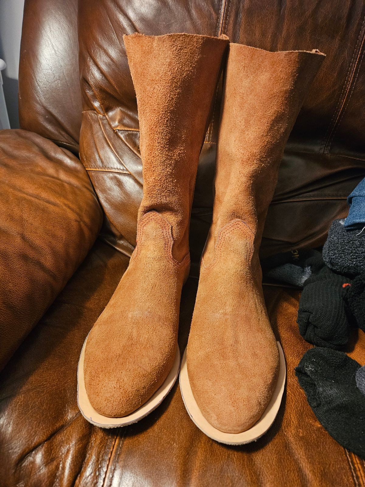 Photo by Jakesleather1505 on December 4, 2025 of the Self Made Full Rough Out Roper in 5-6oz Oil Tanned Cowhide From Scrap Bin.