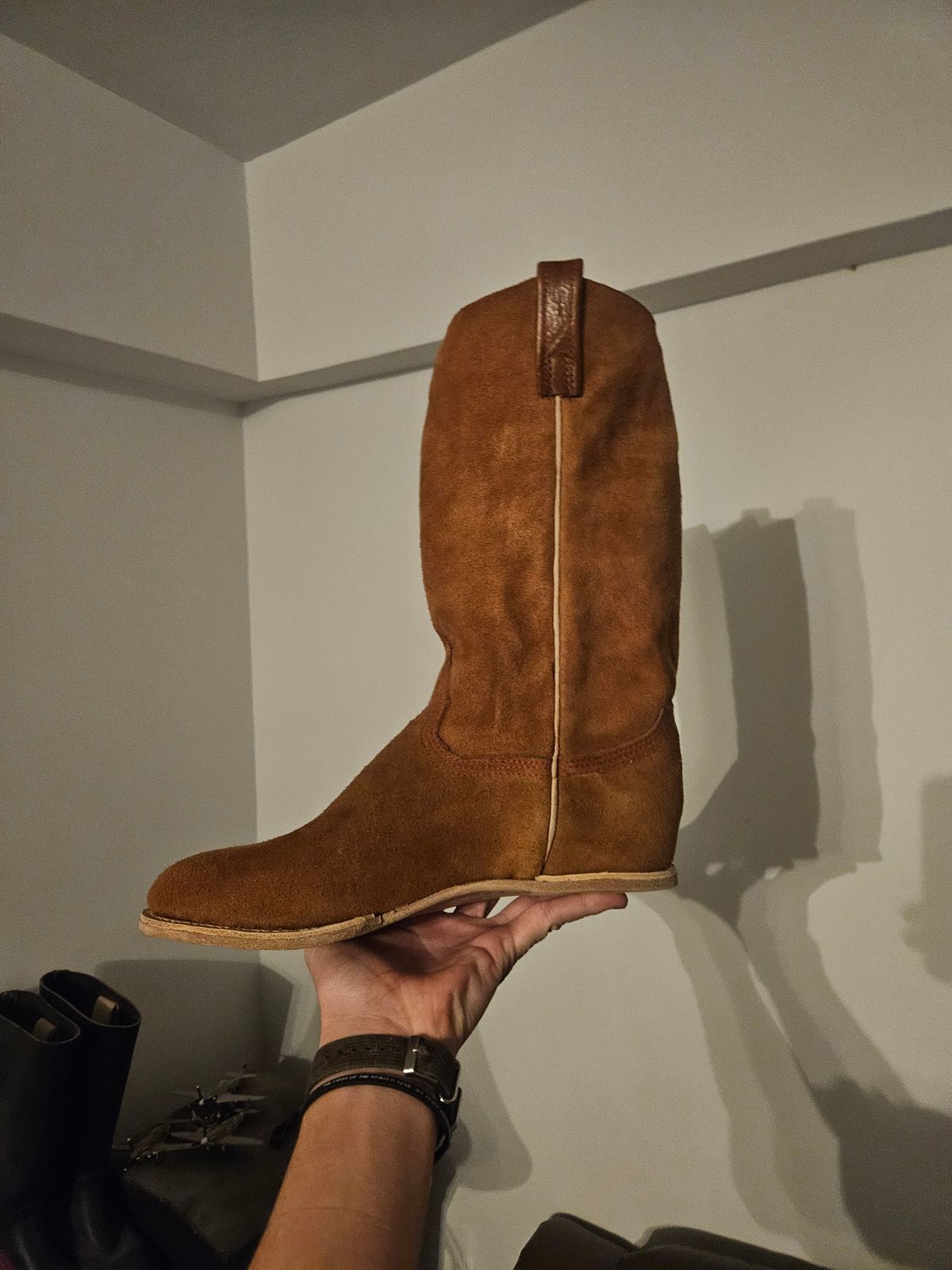 Photo by Jakesleather1505 on December 12, 2025 of the Self Made Full Rough Out Roper in 5-6oz Oil Tanned Cowhide From Scrap Bin.