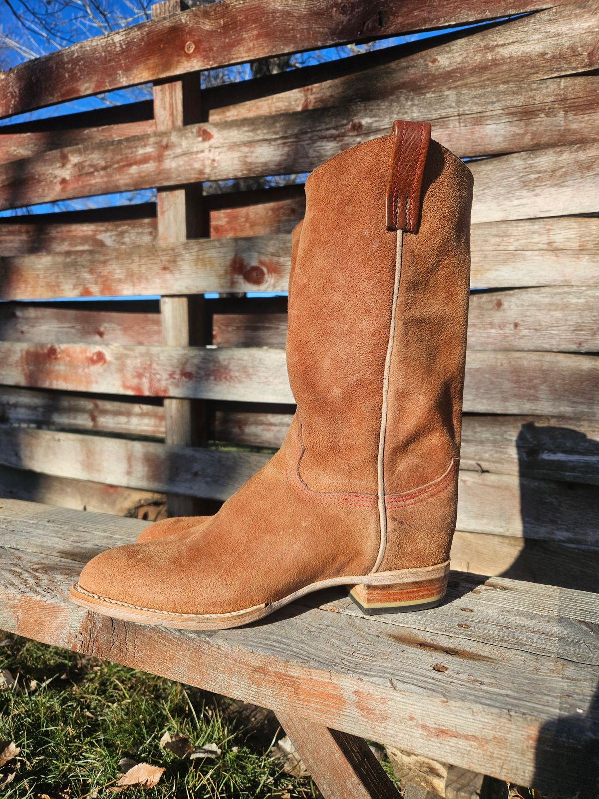 Photo by Jakesleather1505 on December 26, 2025 of the Self Made Full Rough Out Roper in 5-6oz Oil Tanned Cowhide From Scrap Bin.