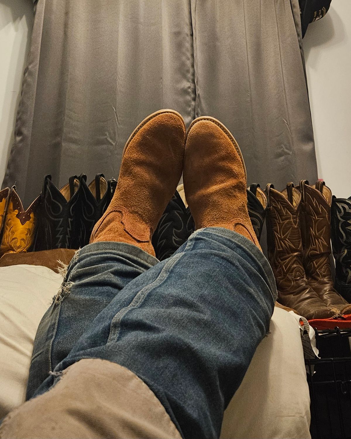 Photo by Jakesleather1505 on December 31, 2025 of the Self Made Full Rough Out Roper in 5-6oz Oil Tanned Cowhide From Scrap Bin.