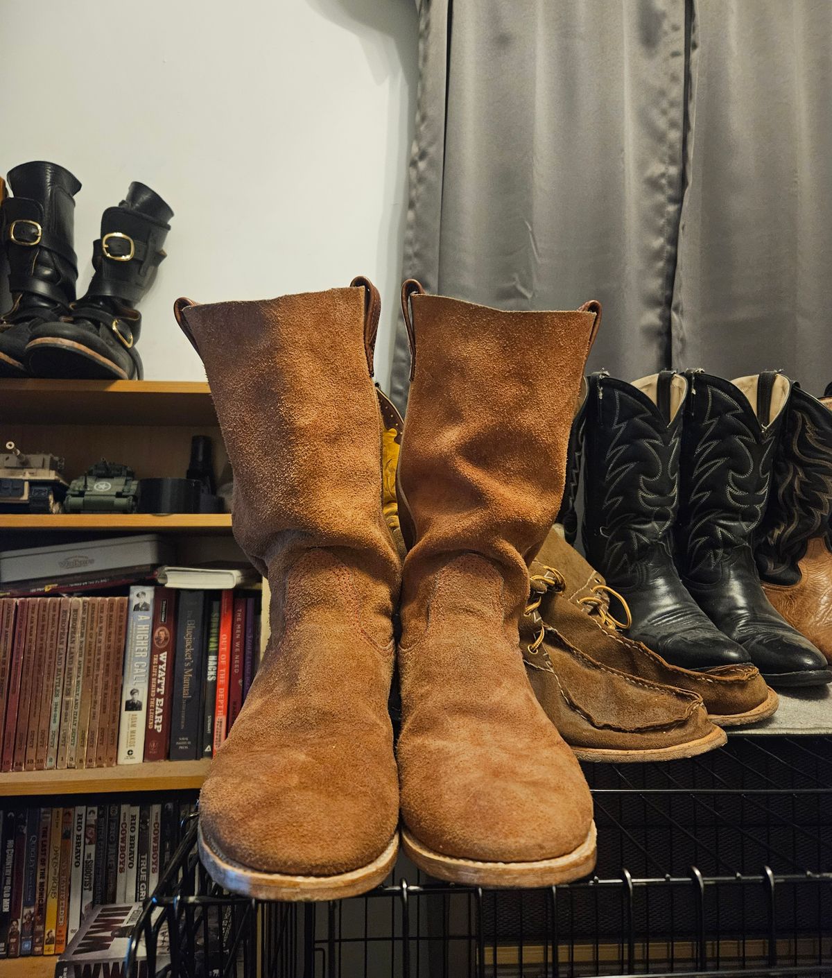 Photo by Jakesleather1505 on January 7, 2026 of the Self Made Full Rough Out Roper in 5-6oz Oil Tanned Cowhide From Scrap Bin.