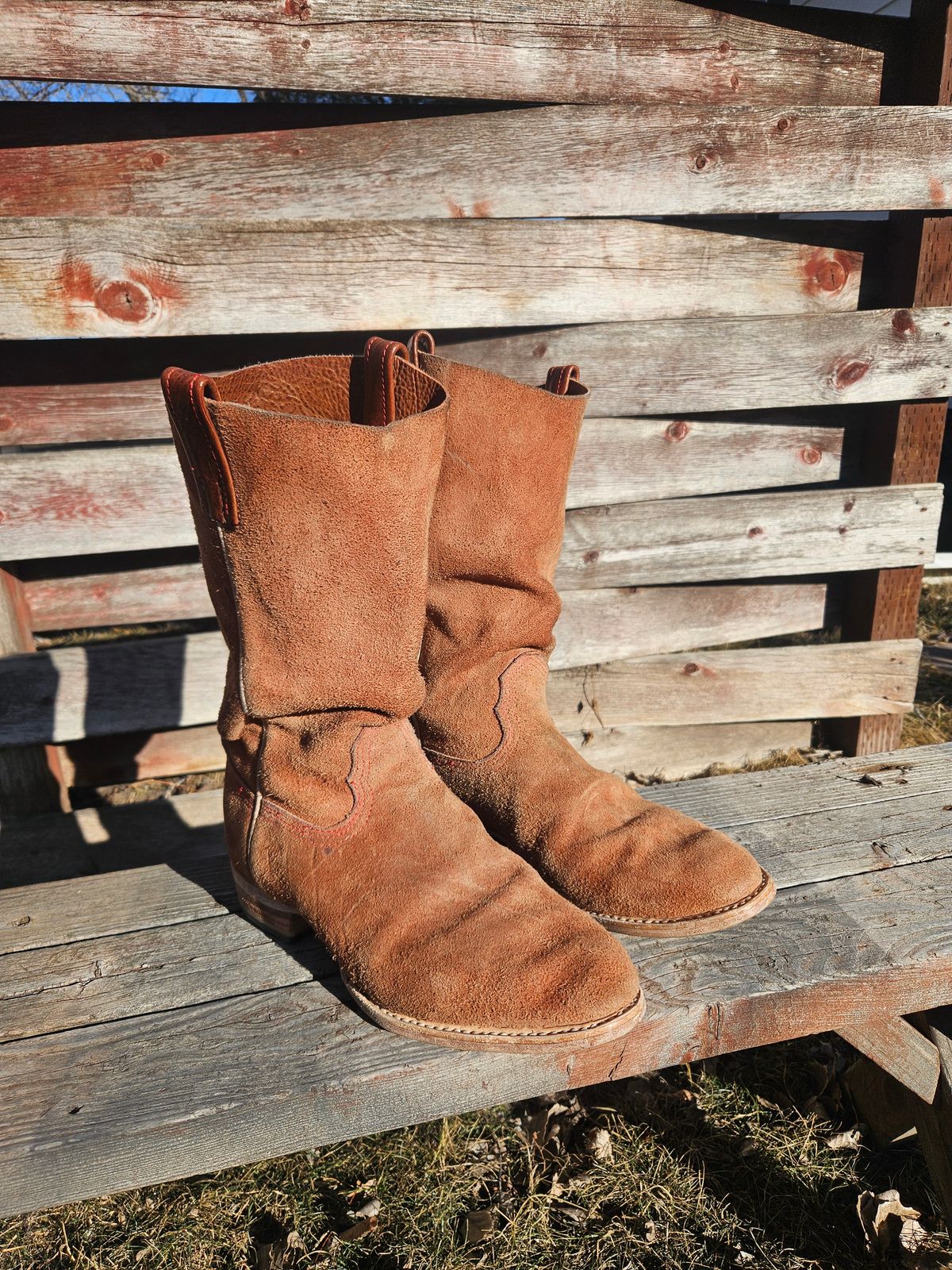 Photo by Jakesleather1505 on February 3, 2026 of the Self Made Full Rough Out Roper in 5-6oz Oil Tanned Cowhide From Scrap Bin.