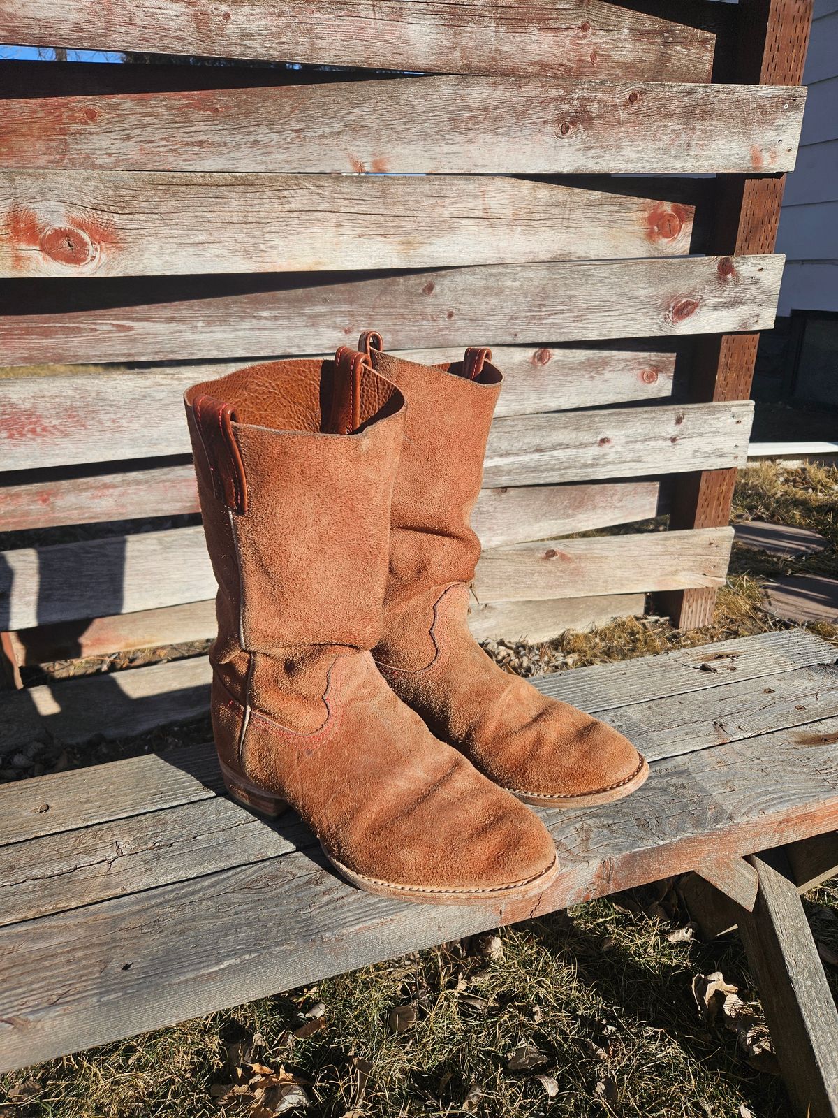 Photo by Jakesleather1505 on February 3, 2026 of the Self Made Full Rough Out Roper in 5-6oz Oil Tanned Cowhide From Scrap Bin.