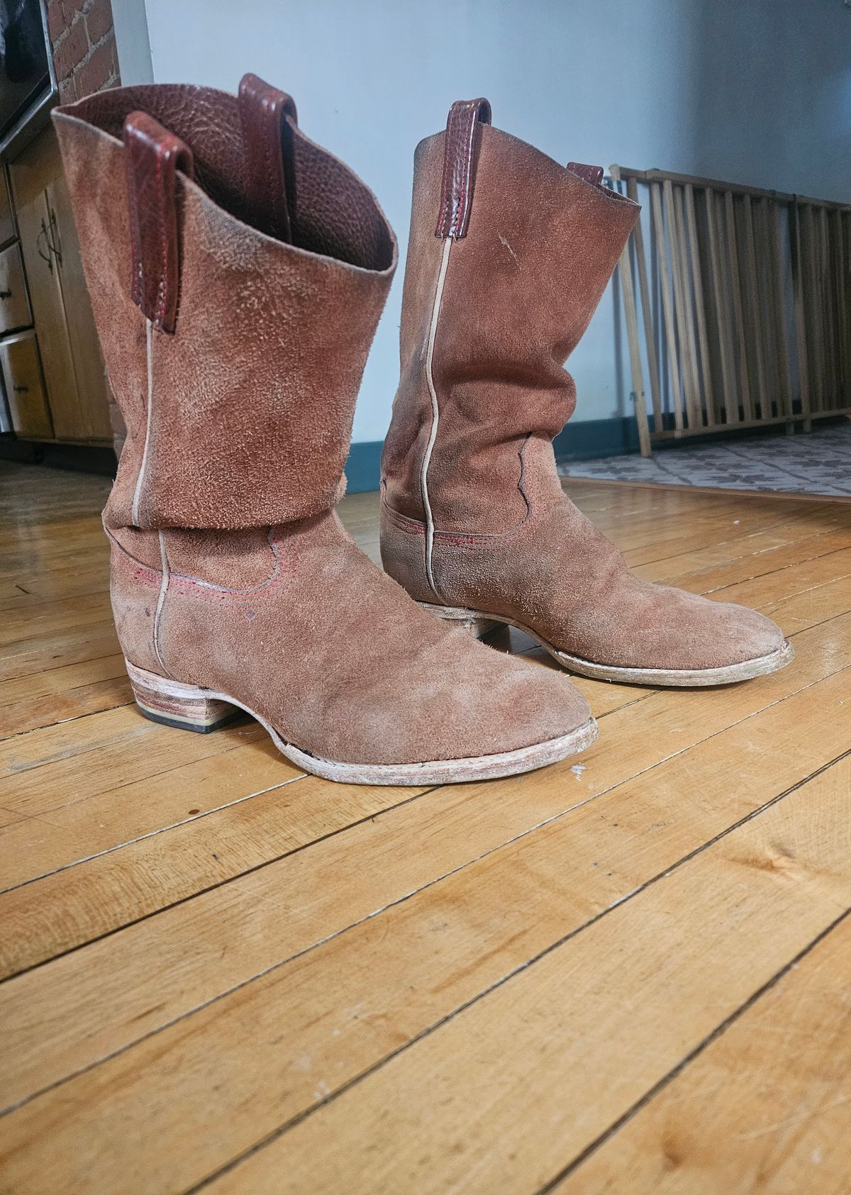 Photo by Jakesleather1505 on May 18, 2026 of the Self Made Full Rough Out Roper in 5-6oz Oil Tanned Cowhide From Scrap Bin.