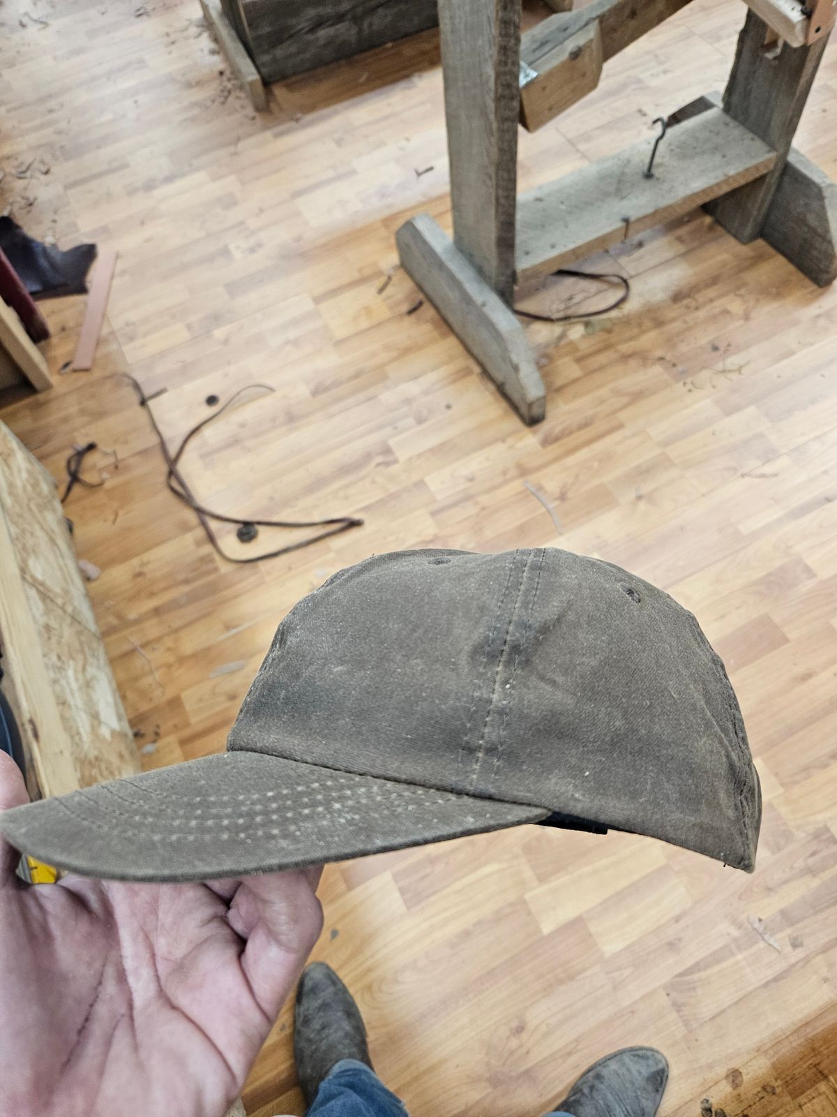 Photo by Jakesleather1505 on July 29, 2025 of the Huckberry Waxed Canvas 6 Panel Hat In Havana Color in About 1mm 100% Cotton Canvas.