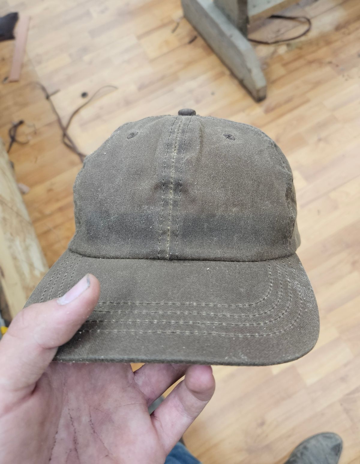 Photo by Jakesleather1505 on July 29, 2025 of the Huckberry Waxed Canvas 6 Panel Hat In Havana Color in About 1mm 100% Cotton Canvas.
