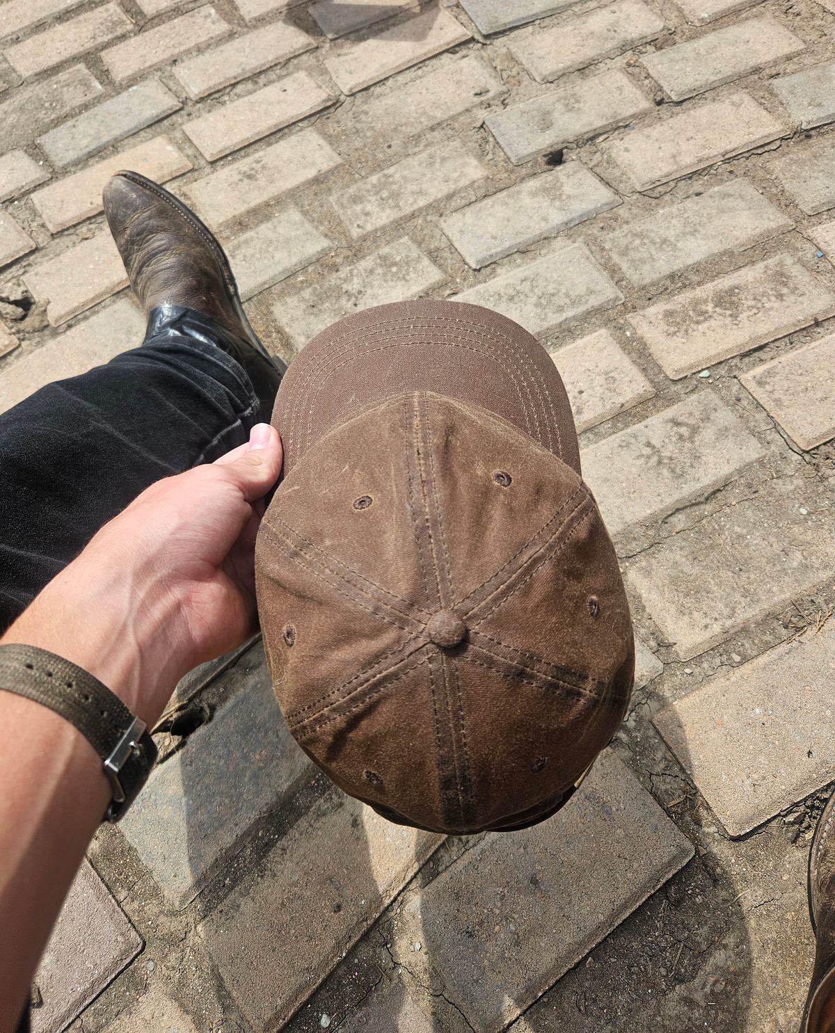 Photo by Jakesleather1505 on August 1, 2025 of the Huckberry Waxed Canvas 6 Panel Hat In Havana Color in About 1mm 100% Cotton Canvas.