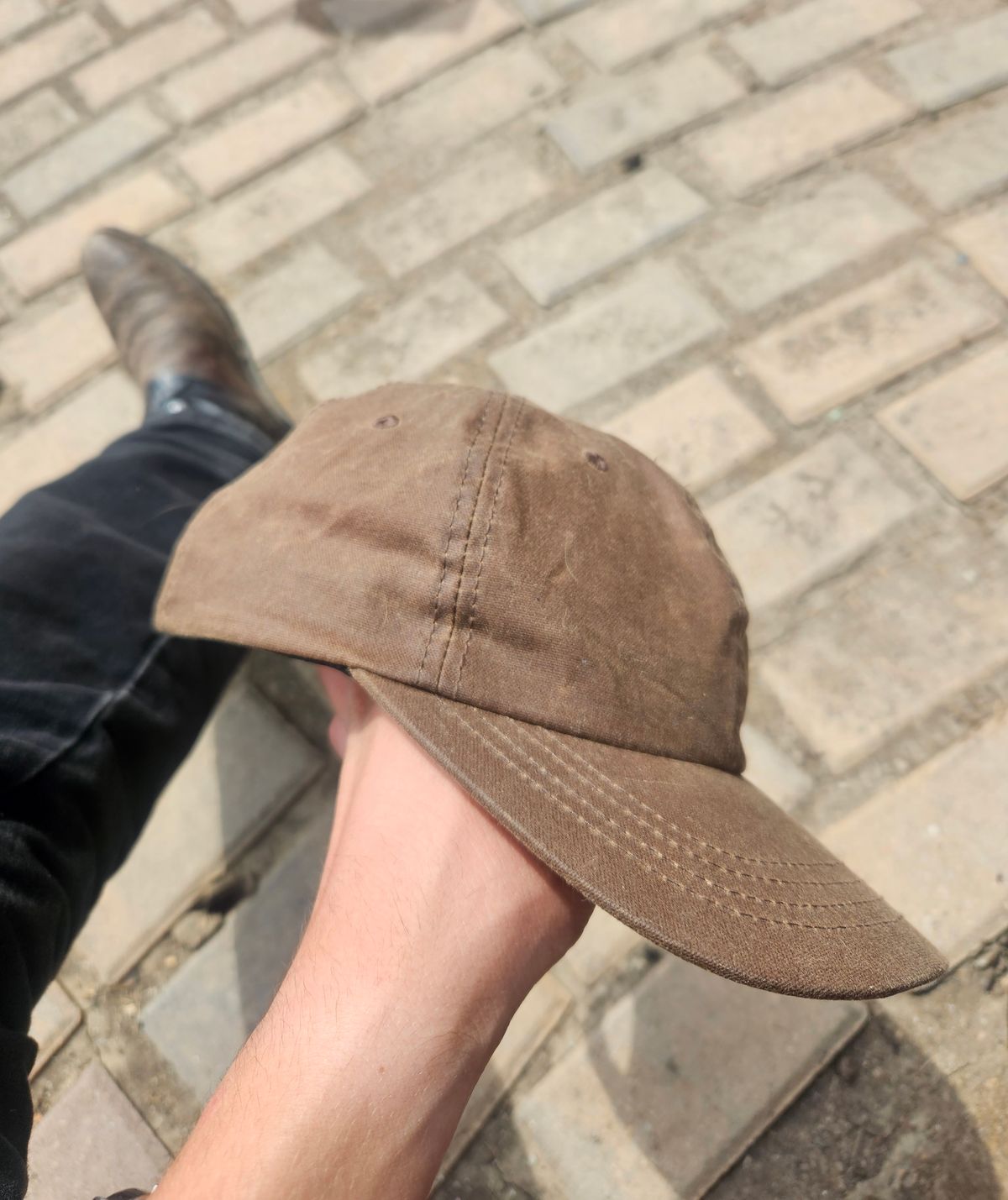 Photo by Jakesleather1505 on August 1, 2025 of the Huckberry Waxed Canvas 6 Panel Hat In Havana Color in About 1mm 100% Cotton Canvas.