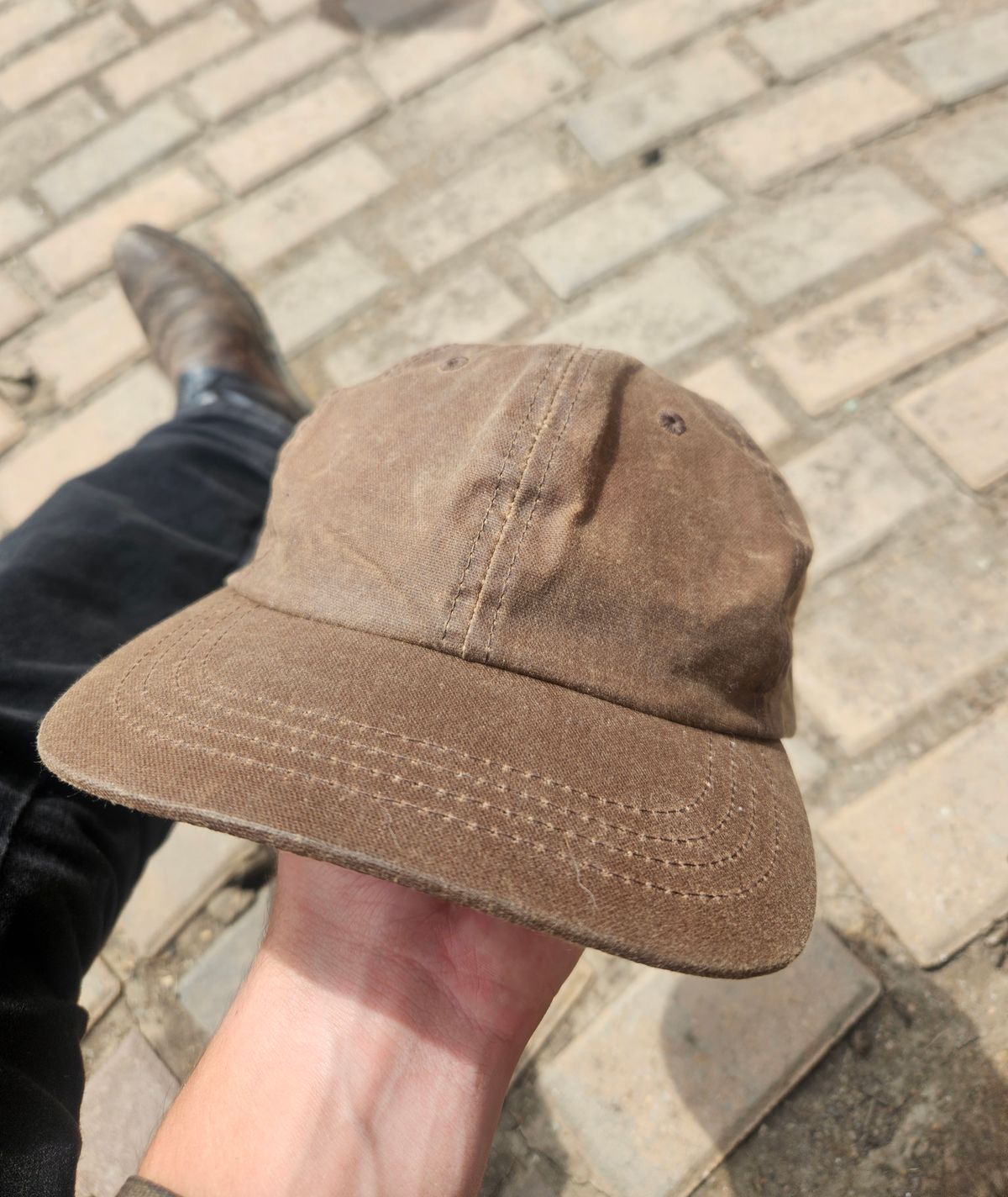 Photo by Jakesleather1505 on August 1, 2025 of the Huckberry Waxed Canvas 6 Panel Hat In Havana Color in About 1mm 100% Cotton Canvas.