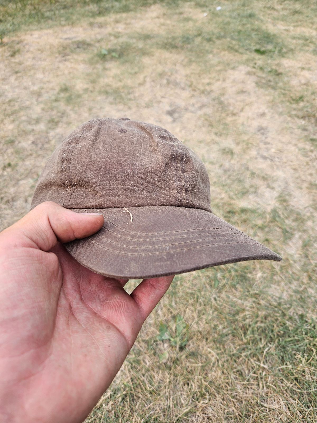 Photo by Jakesleather1505 on September 7, 2025 of the Huckberry Waxed Canvas 6 Panel Hat In Havana Color in About 1mm 100% Cotton Canvas.