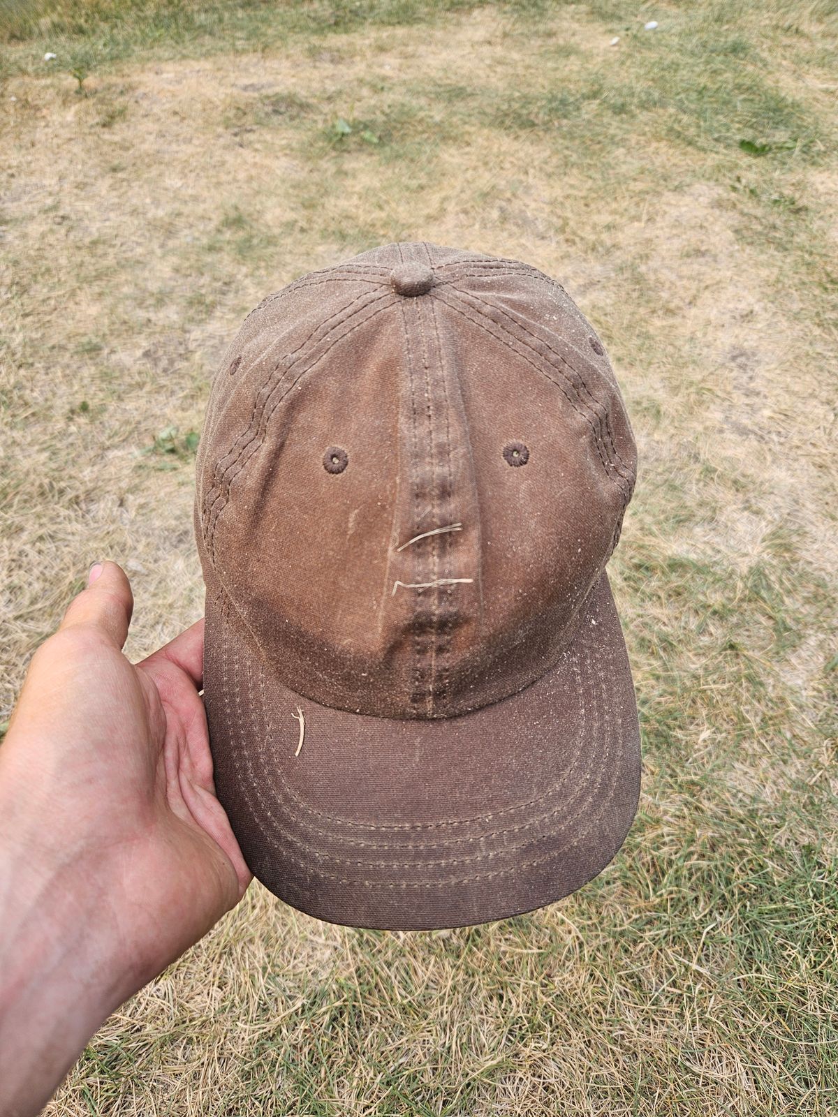 Photo by Jakesleather1505 on September 7, 2025 of the Huckberry Waxed Canvas 6 Panel Hat In Havana Color in About 1mm 100% Cotton Canvas.