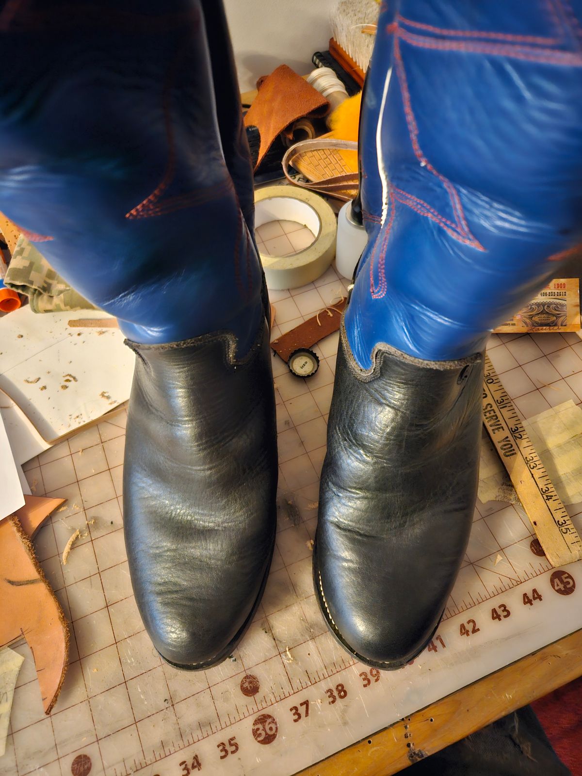 Photo by Jakesleather1505 on June 27, 2025 of the Custom Montana Boot Maker Buckaroo in 3-3.5 mm Black Bullhide With Blue Tops.