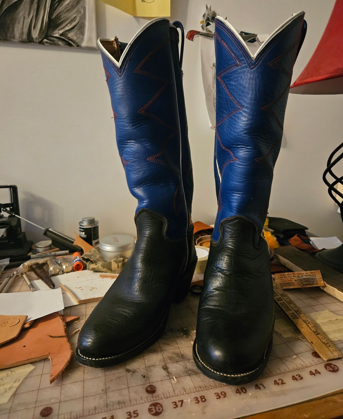 Photo by Jakesleather1505 on June 27, 2025 of the Custom Montana Boot Maker Buckaroo in 3-3.5 mm Black Bullhide With Blue Tops.