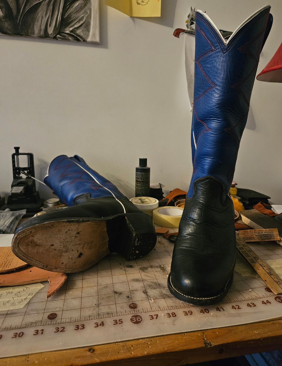 Photo by Jakesleather1505 on June 27, 2025 of the Custom Montana Boot Maker Buckaroo in 3-3.5 mm Black Bullhide With Blue Tops.