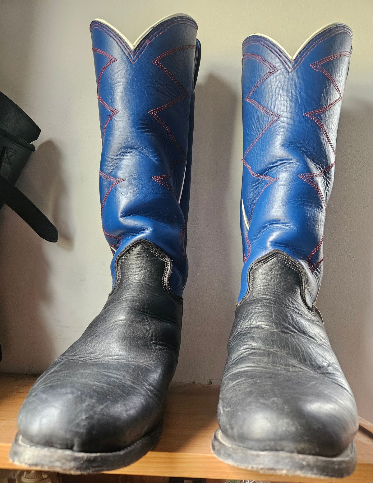 Photo by Jakesleather1505 on July 5, 2025 of the Custom Montana Boot Maker Buckaroo in 3-3.5 mm Black Bullhide With Blue Tops.